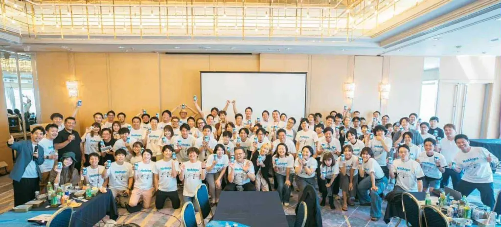 過去開催のNoMapsフライト。NoMapsのTシャツを着た参加者たちの集合写真